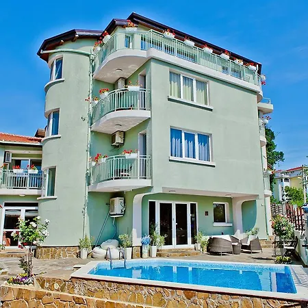 Amfora Hotell 3*